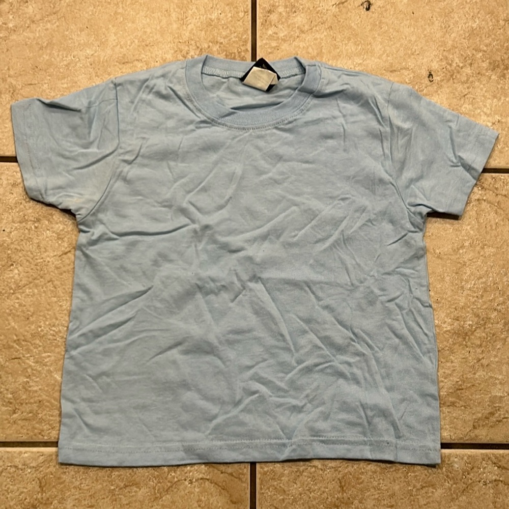Children’s Blue shirt 👕!!! Super cute and small, perfect for growing years!💙🎉